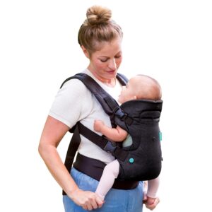 Infantino Flip 4-in-1 Trage mit waschbarem Lätzchen – Ergonomisch, umwandelbar, mit dem Gesicht nach innen und außen, Vorder- und Rückentrage für Neugeborene und ältere Babys...